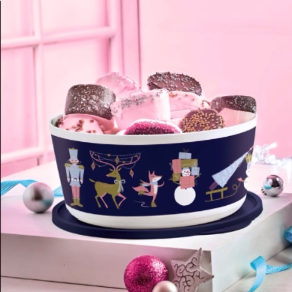 Tupperware Christmas 18-cup/4.3 L Bowl - Picture 4 of 5